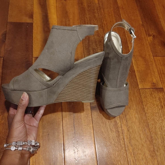 Guess Sarann Cutout Wedges - Picture 1 of 5